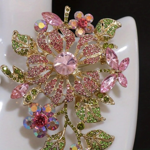 *EXCLUSIVE* Elegant Rhinestone Flower Brooch - Picture 3 of 5